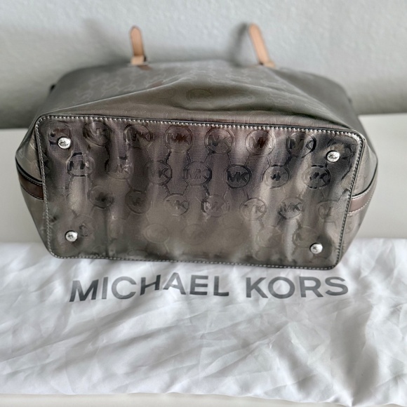 Michael Kors Hobo Tote Metallic Silver Leather cream straps. - Picture 2 of 4